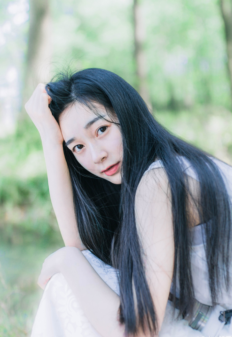 那些美丽的小鱼，它们睡觉的时候也睁着眼睛。不需要爱情，亦从不哭泣。它们是我的榜样。